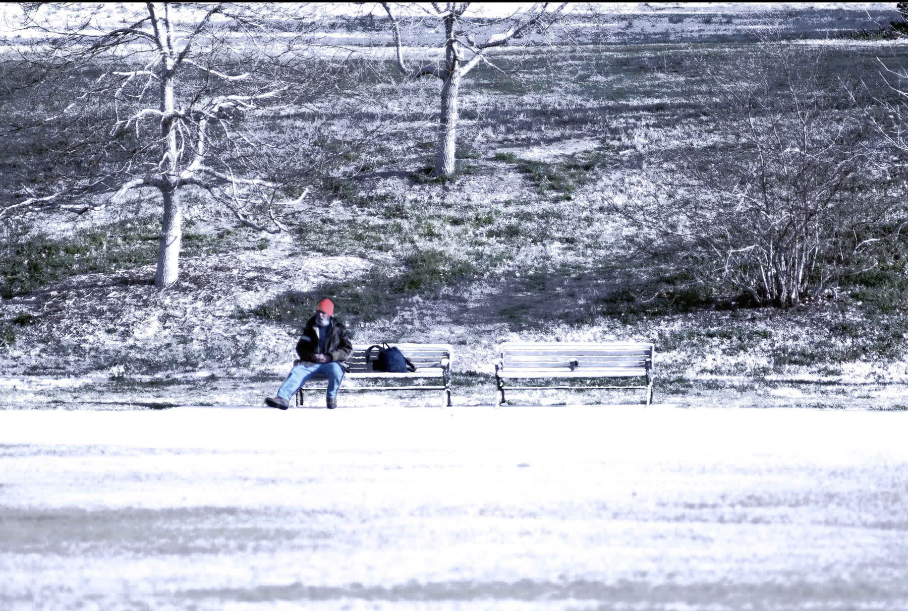 La misma banca de verano convertida en invierno — posproducción y color
