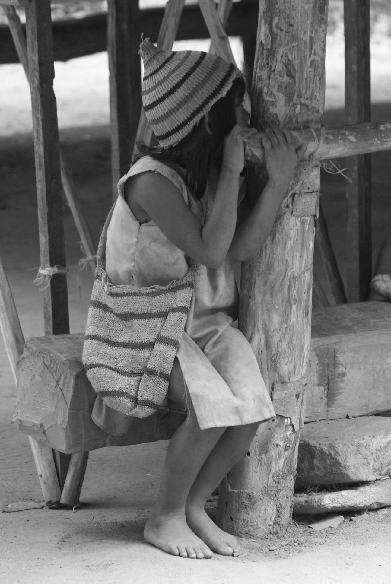 Retrato documental en blanco y negro — niña con mochila tejida