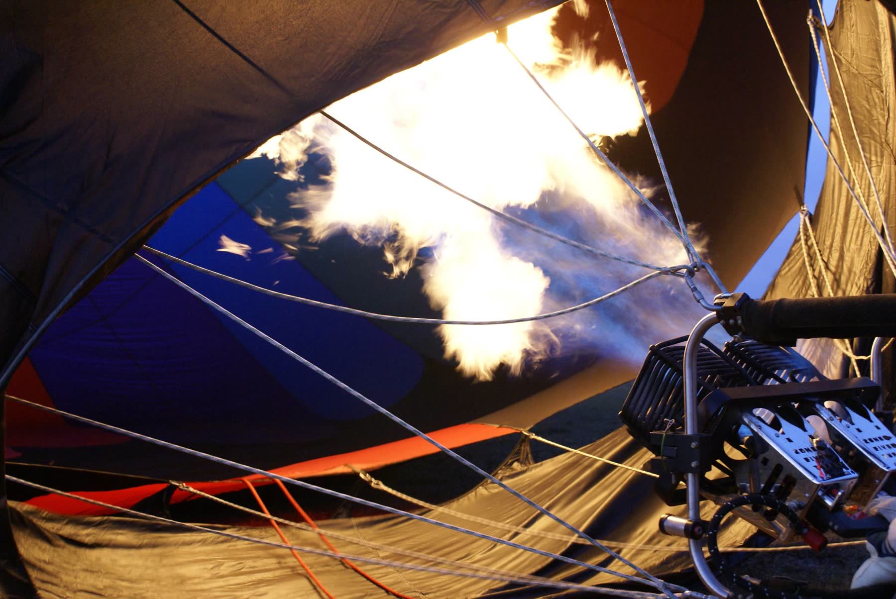 Llama del quemador dentro de un globo aerostático